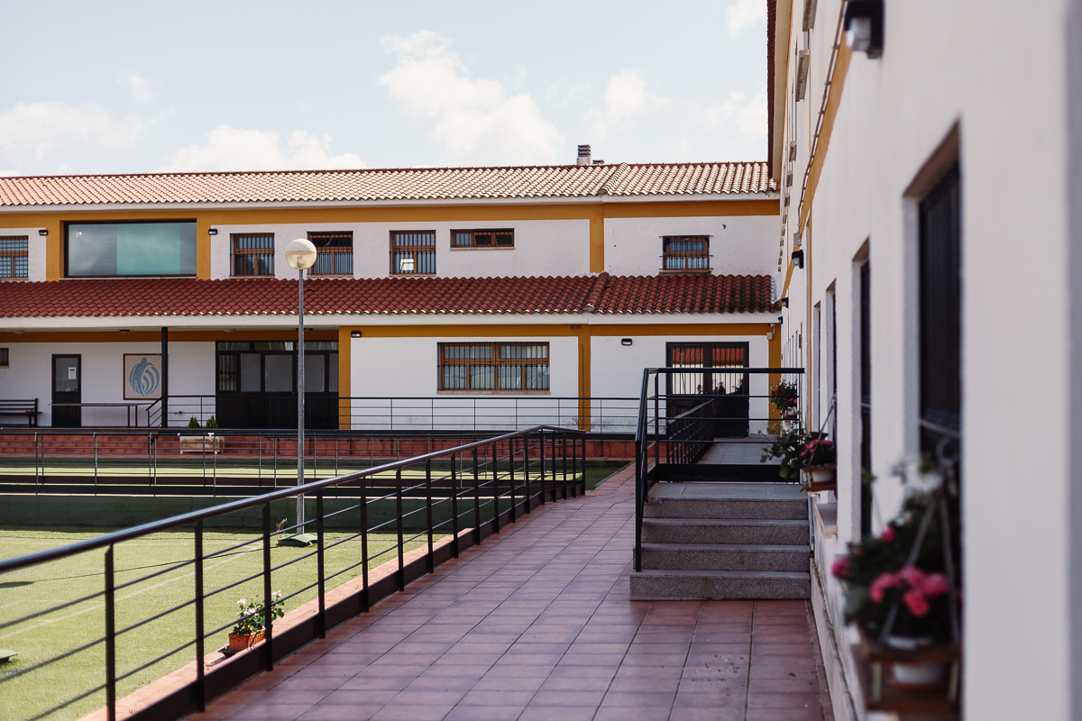 Diagrama Foundation courtyard - flowers, grass, open space